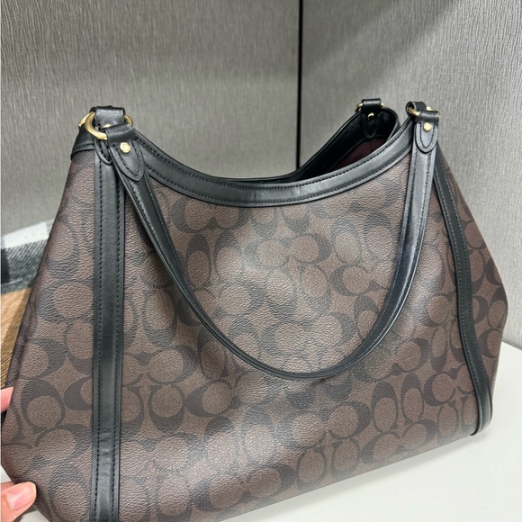 Coach large leather shoulder bag - used like new . Perfect condition - Picture 2 of 4